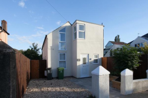 Superb Detached Coach House in Peaceful Location!